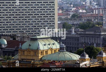 Historische Unterstadt-Architektur mit Gebäude des Kroatischen Nationaltheaters in Zagreb, Kroatien Stockfoto