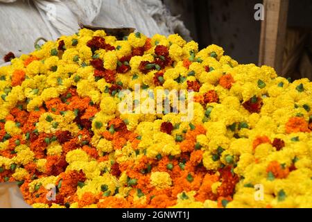 Blumen und Girlanden zum Verkauf auf dem Blumenmarkt in Kalkutta, West Bengal, Indien Stockfoto