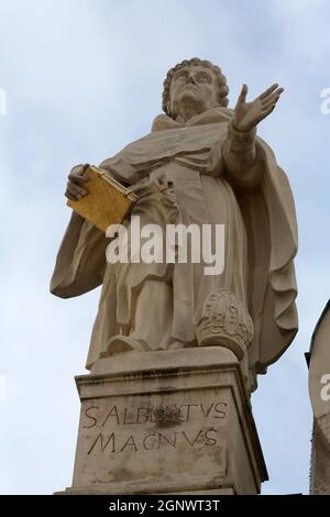 Albertus Magnus Alias Albert dem großen und Albert von Köln an der Fassade der Dominikanerkirche in Wien, Österreich Stockfoto