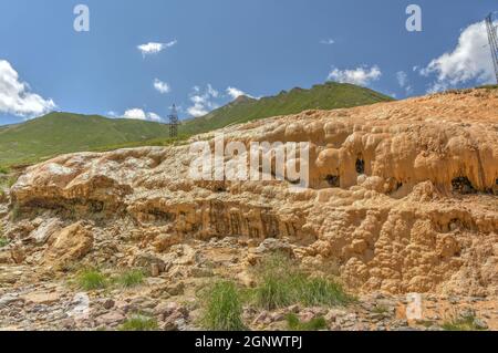 Bergformationen in der Nähe der Georgian Military Highway Stockfoto