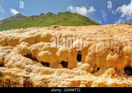 Bergformationen in der Nähe der Georgian Military Highway Stockfoto