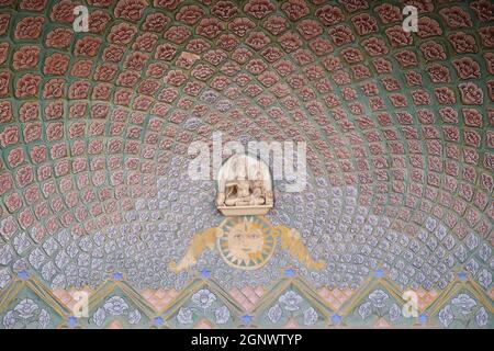 Rose Gate an der Chandra Mahal, Jaipur City Palace, Rajasthan, Indien Stockfoto