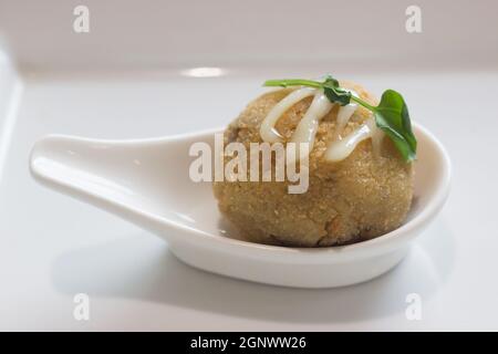 holland bitterballen Fingernahrung in Keramiklöffel Stockfoto