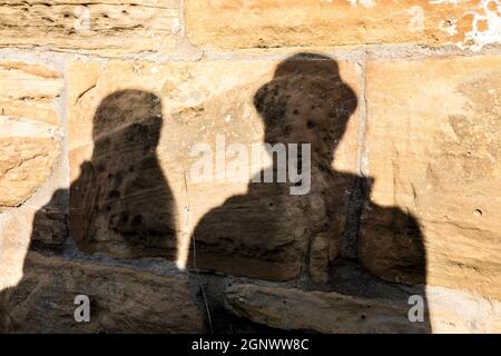 Schatten eines Liebespaares auf den großen Felsen Einer mittelalterlichen Burg Stockfoto