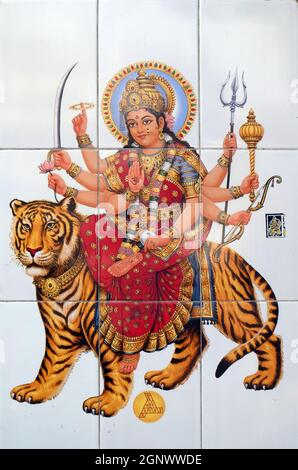 Farbenfrohe Illustration der Hindu-Göttin Durga an der Wand in Kalkutta, Indien Stockfoto