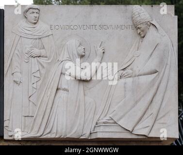 Relief der Heiligen Katharina von Siena in der Nähe der Burg Sant Angelo in Rom, Italien Stockfoto