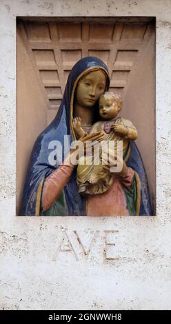 Ave Maria Bild der Jungfrau Maria mit Jesuskind an der Fassade eines Palastes in Rom, Italien Stockfoto