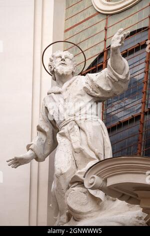 Stuck-Statue des St. Franziskus empfängt die Stigmata an der Fassade des Santissime Stimmate di San Francesco Kirche, Rom, Italien Stockfoto