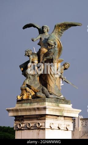 Statue des Gedankens von Giulio Monteverde in das Denkmal für Victor Emmanuel II geschnitzt. Venedig-Platz, Rom, Italien Stockfoto