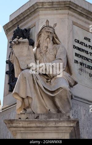 Moses-Statue auf der Säule der Unbefleckten Empfängnis von Ignazio Jacometti auf der Piazza Mignanelli in Rom, Italien Stockfoto