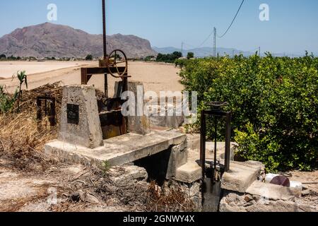 Alte Schleusentore auf der spanischen Orangenplantage oder dem Hain Stockfoto