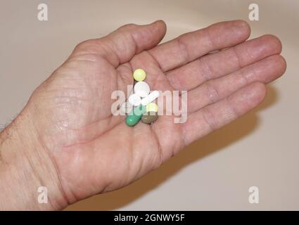 Öffne Hand mit mehreren Tabletten - Symbolbild für Medikamentenabhängigkeit Stockfoto