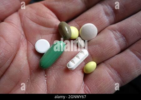 Öffne Hand mit mehreren Tabletten - Symbolbild für Medikamentenabhängigkeit Stockfoto