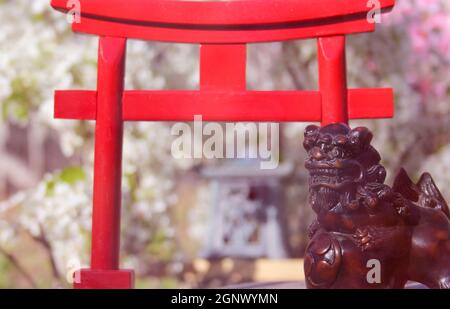 Torii-Tor mit Birnen- und Kirschblüten im Hintergrund Stockfoto