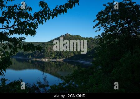 Blick auf den edersee mit palais Waldeck Am Morgen Stockfoto