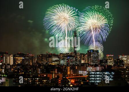 Skyline von Yokohama und Feuerwerk (Minato Mirai Smart Festival). Drehort: Yokohama-Stadt kanagawa Präfektur Stockfoto