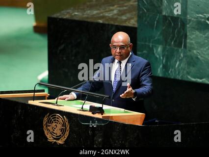 (210928) -- UNITED NATIONS, 28. September 2021 (Xinhua) -- Abdulla Shahid, Präsidentin der 76. Sitzung der Generalversammlung der Vereinten Nationen (UN), spricht zum Abschluss der allgemeinen Debatte der 76. Sitzung der UN-Generalversammlung am 27. September 2021 im UN-Hauptquartier in New York. Die Generaldebatte der 76. Sitzung der UN-Generalversammlung wurde am Montag geschlossen. Bei den Vereinten Nationen wurden viele Themen diskutiert, darunter die COVID-19-Pandemie, die Bedrohung durch den Klimawandel sowie Frieden, Sicherheit und die Risiken der Instabilität. (Xinhua/Wang Ying) Stockfoto