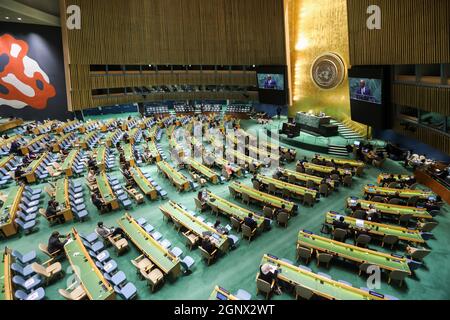 (210928) -- UNITED NATIONS, 28. September 2021 (Xinhua) -- Abdulla Shahid, Präsidentin der 76. Sitzung der Generalversammlung der Vereinten Nationen (UN), spricht zum Abschluss der allgemeinen Debatte der 76. Sitzung der UN-Generalversammlung am 27. September 2021 im UN-Hauptquartier in New York. Die Generaldebatte der 76. Sitzung der UN-Generalversammlung wurde am Montag geschlossen. Bei den Vereinten Nationen wurden viele Themen diskutiert, darunter die COVID-19-Pandemie, die Bedrohung durch den Klimawandel sowie Frieden, Sicherheit und die Risiken der Instabilität. (Xinhua/Wang Ying) Stockfoto