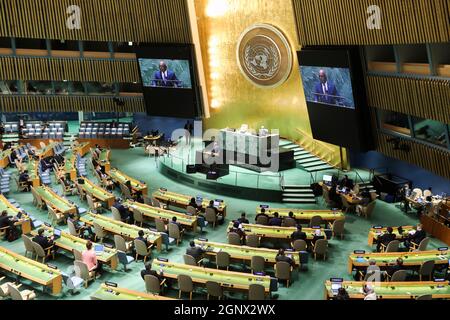 (210928) -- UNITED NATIONS, 28. September 2021 (Xinhua) -- Abdulla Shahid, Präsidentin der 76. Sitzung der Generalversammlung der Vereinten Nationen (UN), spricht zum Abschluss der allgemeinen Debatte der 76. Sitzung der UN-Generalversammlung am 27. September 2021 im UN-Hauptquartier in New York. Die Generaldebatte der 76. Sitzung der UN-Generalversammlung wurde am Montag geschlossen. Bei den Vereinten Nationen wurden viele Themen diskutiert, darunter die COVID-19-Pandemie, die Bedrohung durch den Klimawandel sowie Frieden, Sicherheit und die Risiken der Instabilität. (Xinhua/Wang Ying) Stockfoto