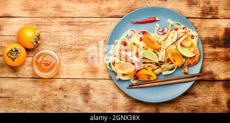 Asiatische Küche, Salat mit Nudeln, Kaki und Auberginen. Stockfoto