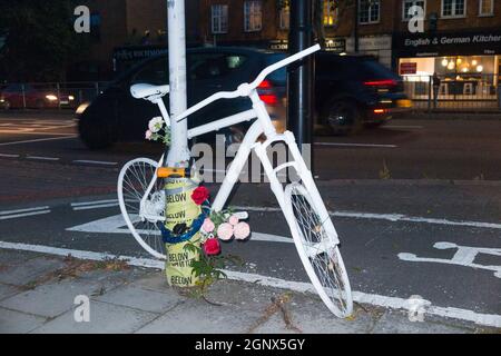 Ein Fahrrad-Geisterrad (auch als Ghostcycle oder WhiteCycle bezeichnet) Fahrrad-Denkmal am Straßenrand, bei dem ein Radfahrer in Richmond, London, Großbritannien, getötet wurde. (127) Stockfoto