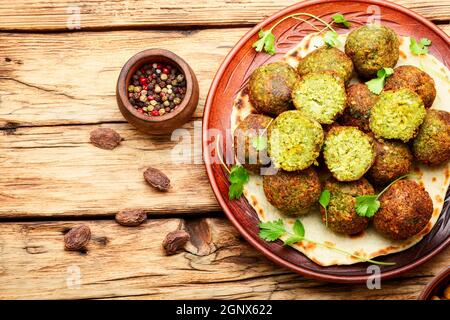 Frittierte Falafel-Kugeln aus gehackten Hülsenfrüchten oder Kichererbsen Stockfoto