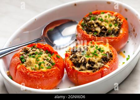 Gebackene Tomaten mit Linsen Stockfoto