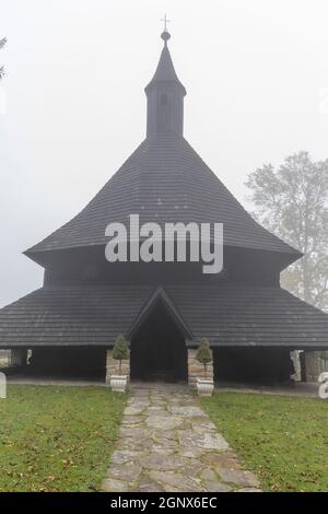 UNESCO-Denkmal Allerheiligen Kirche in Tvrdosin, Slowakei Stockfoto