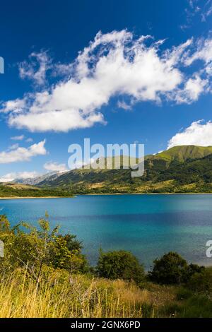 Lago di Campotosto im Nationalpark Gran Sasso e Monti della Laga, Region Abruzzen, Italien Stockfoto