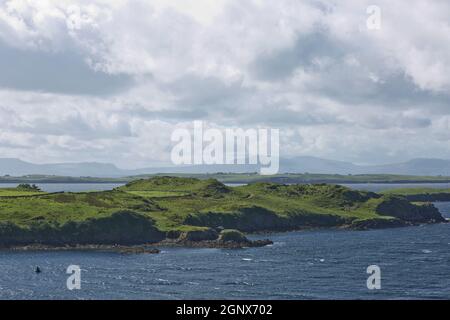 Wunderschöne Landschaft und Felsformationen entlang der irischen Küste in der Nähe von Killybegs, County Donegal in Irland. Stockfoto