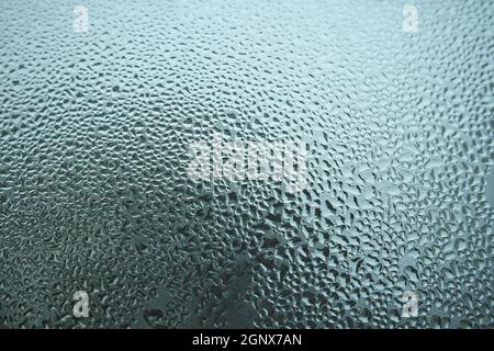 Helle graue Farbe glasige Textur, mit Wassertropfen darauf. Wassertropfen glasiger Hintergrund Stockfoto
