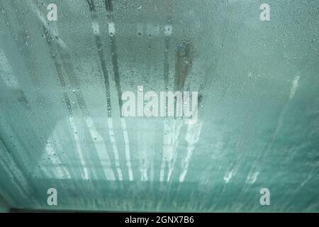 Helle graue Farbe glasige Textur, mit Wassertropfen darauf. Wassertropfen glasiger Hintergrund Stockfoto