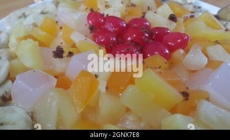 Cremig leckere süße Früchte über Pudding mit Bananenscheiben auf der Oberfläche auf Holzboden. Ein Blick von oben auf hausgemachtes Obst Kleinigkeit, ein Produkte f Stockfoto