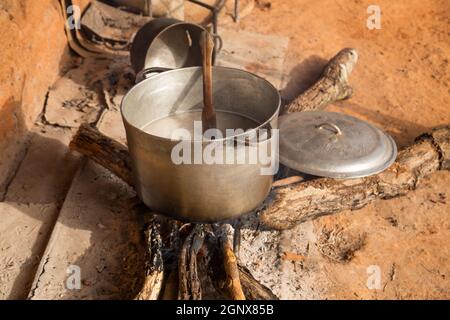 Afrikanische Küche Feuerholz im Freien, große gegossene Töpfe kochen in einem Dorf in Bissau, Guinea Bissau Stockfoto