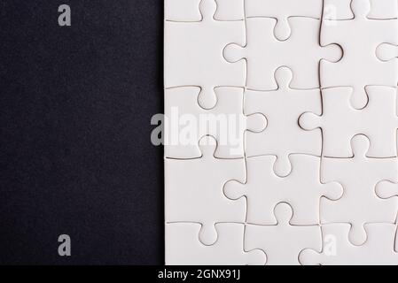 Draufsicht flach Lay of paper plain weiß Puzzle-Spiel Textur auf schwarzem Hintergrund, Quiz Berechnung Konzept