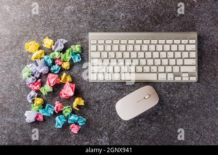 Draufsicht flaches Lay von vielen zerknittert Papier Stick Note Ball mit Computer-Tastatur auf Schreibtisch Beton Hintergrund Nein Ideenkonzept mit Kopierplatz für Stockfoto