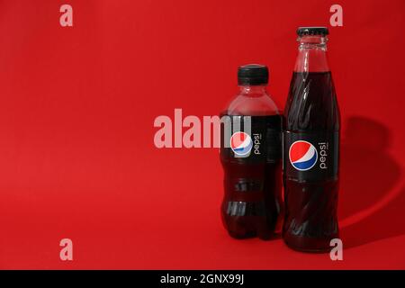 Odessa, Ukraine - 23. September 2021: Pepsi-Flaschen auf rotem Hintergrund. Stockfoto