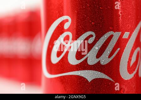 Odessa, Ukraine - 23. September 2021: Nasse Coca - Cola Dose, Nahaufnahme.. Stockfoto