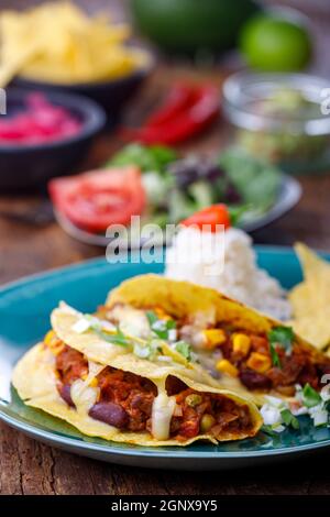 mexikanische Tacos mit Reis auf Holz Stockfoto