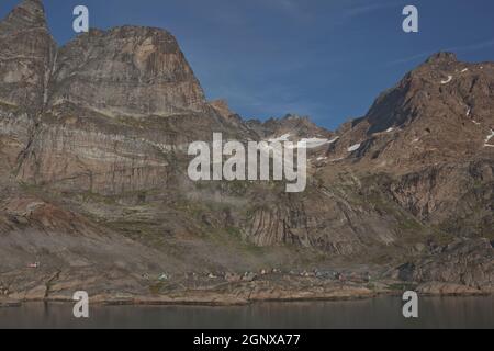 Aappilattoq Dorf im Prinz-Christian-Sund Fjord in Südgrönland hat eine Bevölkerung von 100 Einwohnern. Stockfoto