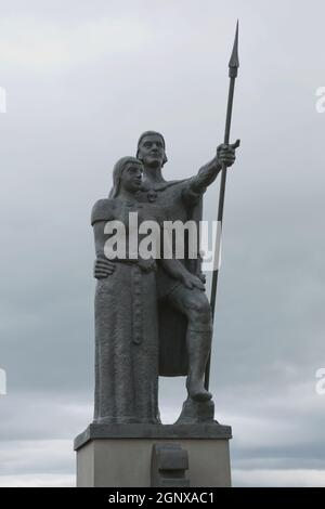 Statue von Helgi der Lean (Helgi Magri Eyvindarson), und seine Frau Thorunn Hyrna. Brekkugata, Akureyri im Norden Islands, Nordatlantik, Europa. Stockfoto