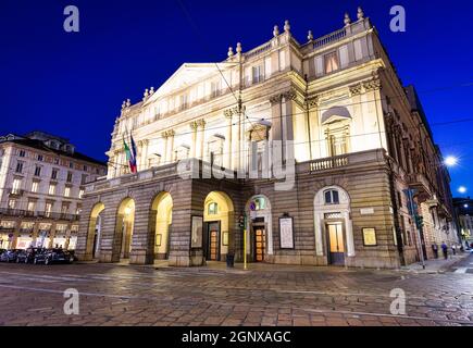 MAILAND, ITALIEN - CA. AUGUST 2020: Theater La Scala bei Nacht. Eines der berühmtesten italienischen Gebäude aus dem Jahr 1778. Stockfoto