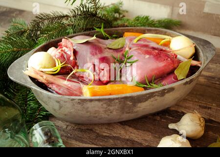 Frisches Wildkaninchen oder Hase in Weinsenfsauce und Kreuzkümmel. Stockfoto