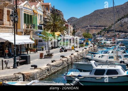 SYMI, Griechenland - 03. JUNI 2021. Der Hafen von Symi Stadt mit den Bezirken Chorio und Gialos ist einer der schönsten und romantischsten in der ganzen A Stockfoto