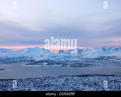 Tromso ist eine Gemeinde im Kreis Troms Og Finnmark, Norwegen, und liegt ca. 350 km nördlich des Polarkreises. Stockfoto