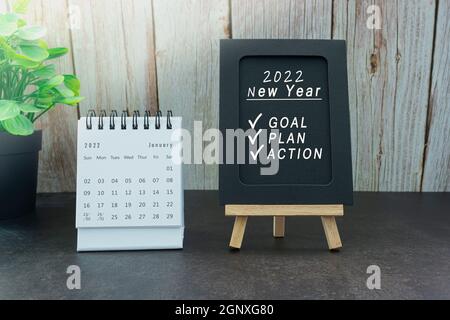 Januar 2022 weißer Kalender mit Text auf schwarzem Notizblock - Neujahrskonzept Stockfoto