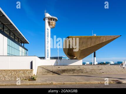 Kontrollturm, Muma-Museum und Skulptur „Le Signal“ in Le Havre, Frankreich. Stockfoto