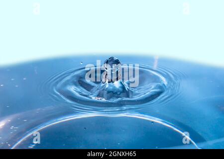 Abstract ein Ausbruch von Wasser. Spritzer Wasser aus nächster Nähe. Gefrorener Wassertropfen mit hoher Geschwindigkeit fotografiert.langsames Abtropfen von Flüssigkeit mit Luftblasen. Natur Stockfoto