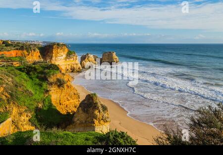 Schöner leerer Strand in der Nähe von Portimao, Algarve, Portugal Stockfoto