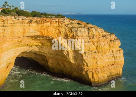 Höhle an der Küste von Algarve, Benagil, Portugal Stockfoto